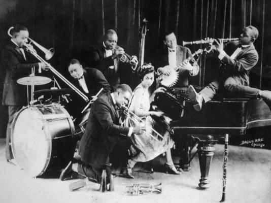 1923:  Joe King Olivers Creole Jazz Band, (L-R), Louis Armstrong (1900 - 1971), slide trumpet; King Oliver, coronet; Baby Dodds, drums; Honore Dutrey, trombone; Bill Johnson, banjo; Johnny Dodds, clarinet and Lil Hardin on piano,Chicago, Illinois.  (Photo by Frank Driggs Collection/Getty Images)