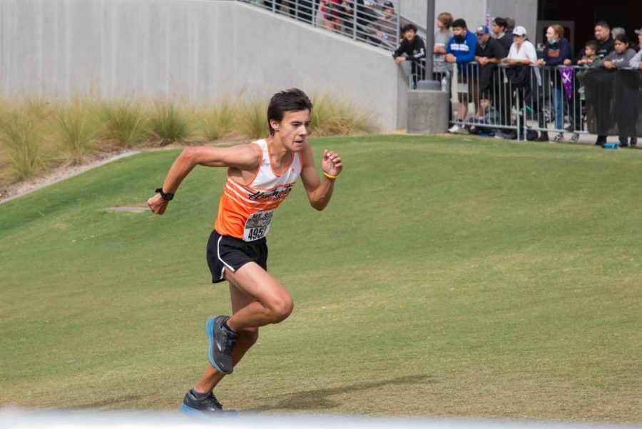 Jacob Mcquirk running at a cross country meet. Photography by: Maya Hatch