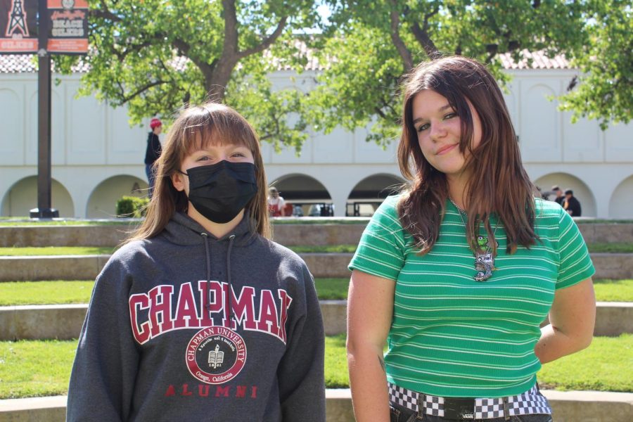 Morgan Delgadillo wearing a mask and Kylie Hayes not wearing one to show how students now have an option to wear a mask. Photography by Hayley Durrant. 