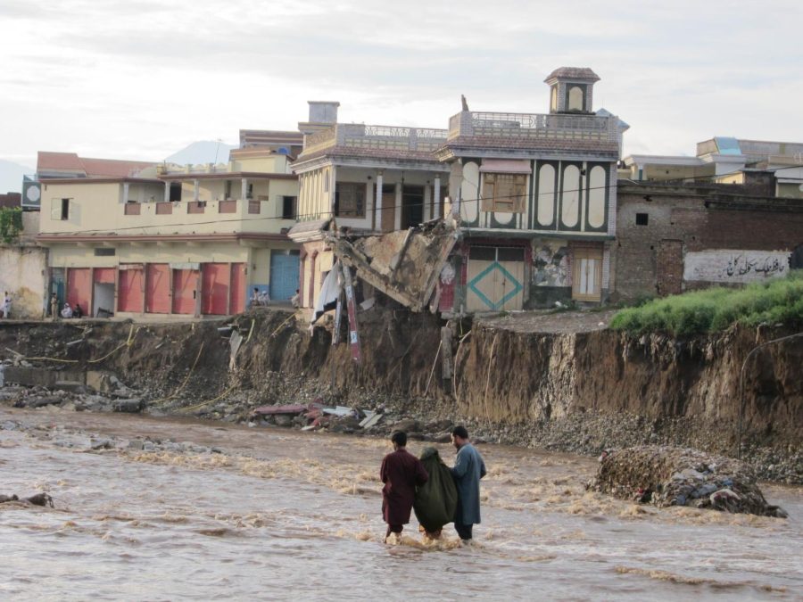 Two+young+men+help+an+old+woman+down+a+submerged+road.+%28Photography+from%3A+Pakistan+floods%3A+thousands+of+houses+destroyed%2C+roads+are+submerged+by+Oxfam+International+is+licensed+under+CC+BY-NC-ND+2.0.+To+view+a+copy+of+this+license%2C+visit+https%3A%2F%2Fcreativecommons.org%2Flicenses%2Fby-nc-nd%2F2.0%2F.%29