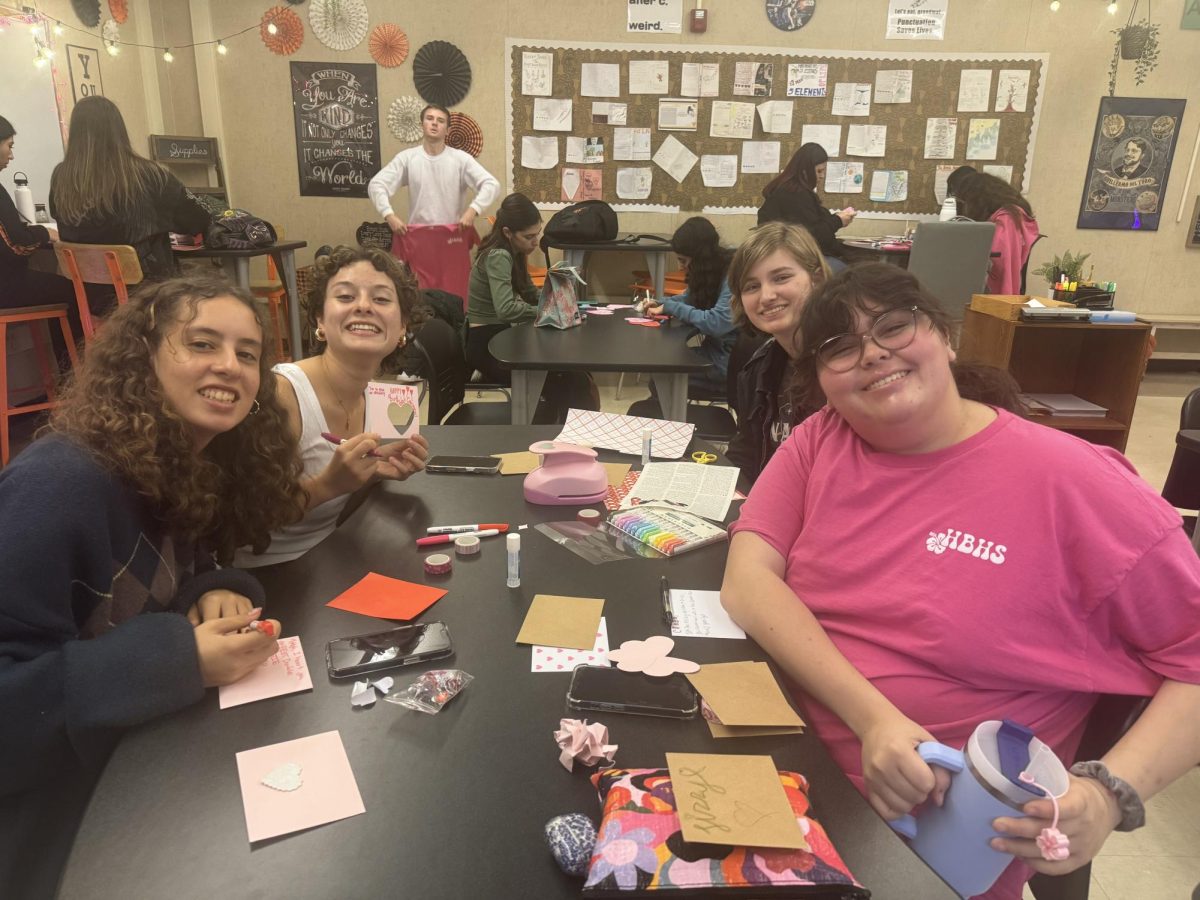 HBHS students and Link Crew leaders make cards together at the workshop. 
