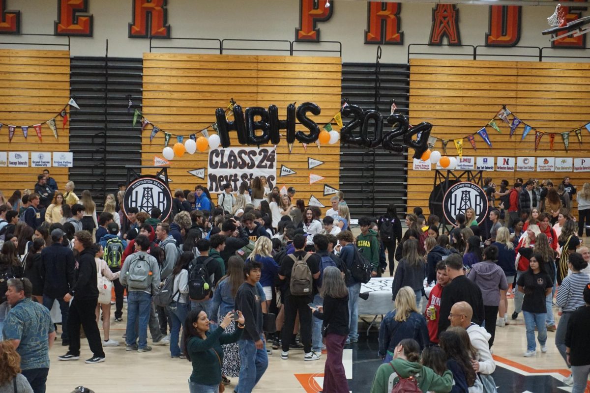 Seniors+and+their+families+socialize+near+the+HBHS+2024+balloon+arch.